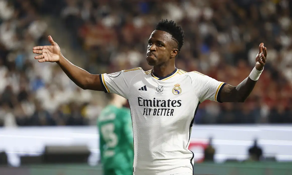 Vinícius Júnior brilha e Real Madrid conquista Supercopa