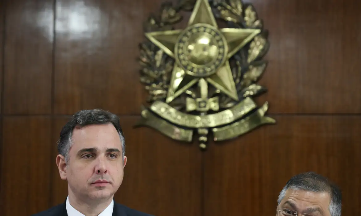 Poderes estão vigilantes contra "traidores da pátria