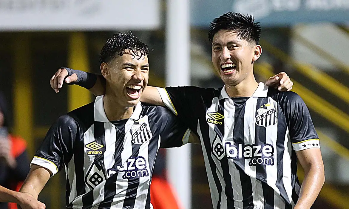 Santos triunfa para continuar em busca do quarto título