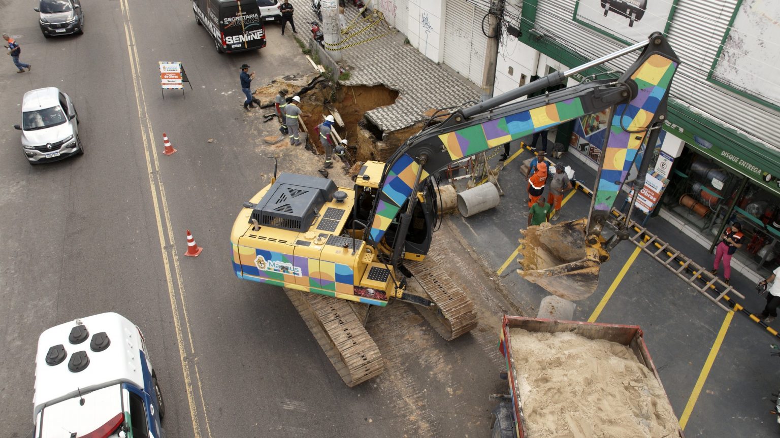 Prefeitura libera tráfego de veículos em trecho da avenida Tefé