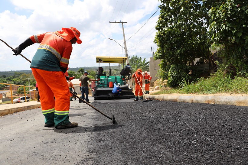 Prefeitura de Manaus pavimenta rua principal da comunidade Parque das Tribos