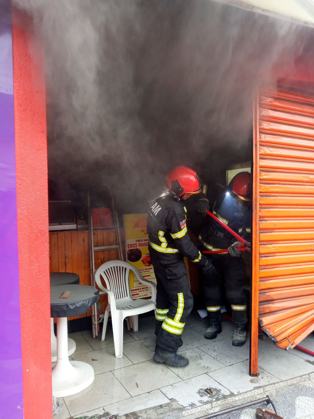 Bombeiros impedem propagação de incêndio em lanchonete