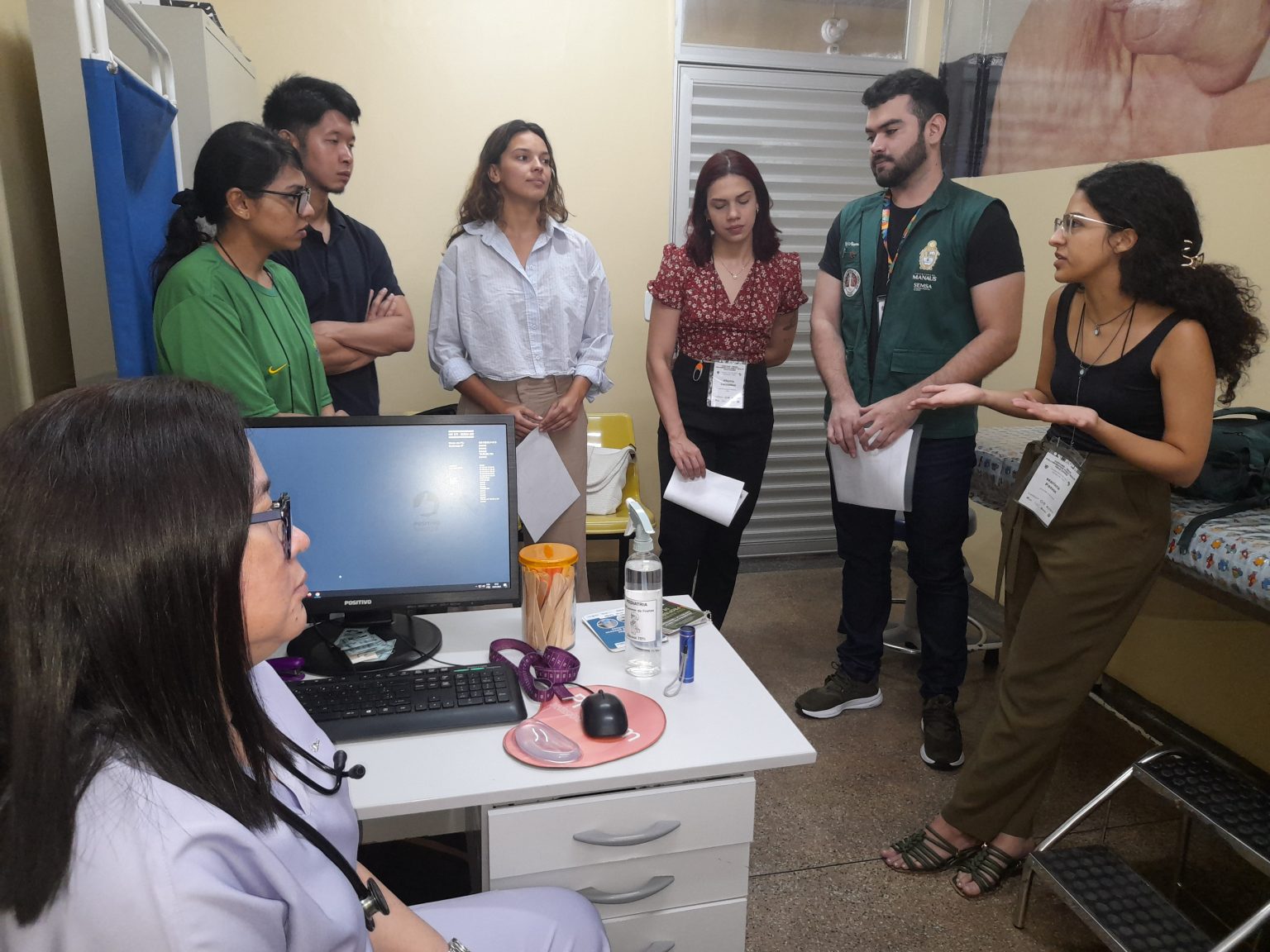 Alunos de curso internacional visitam UBS