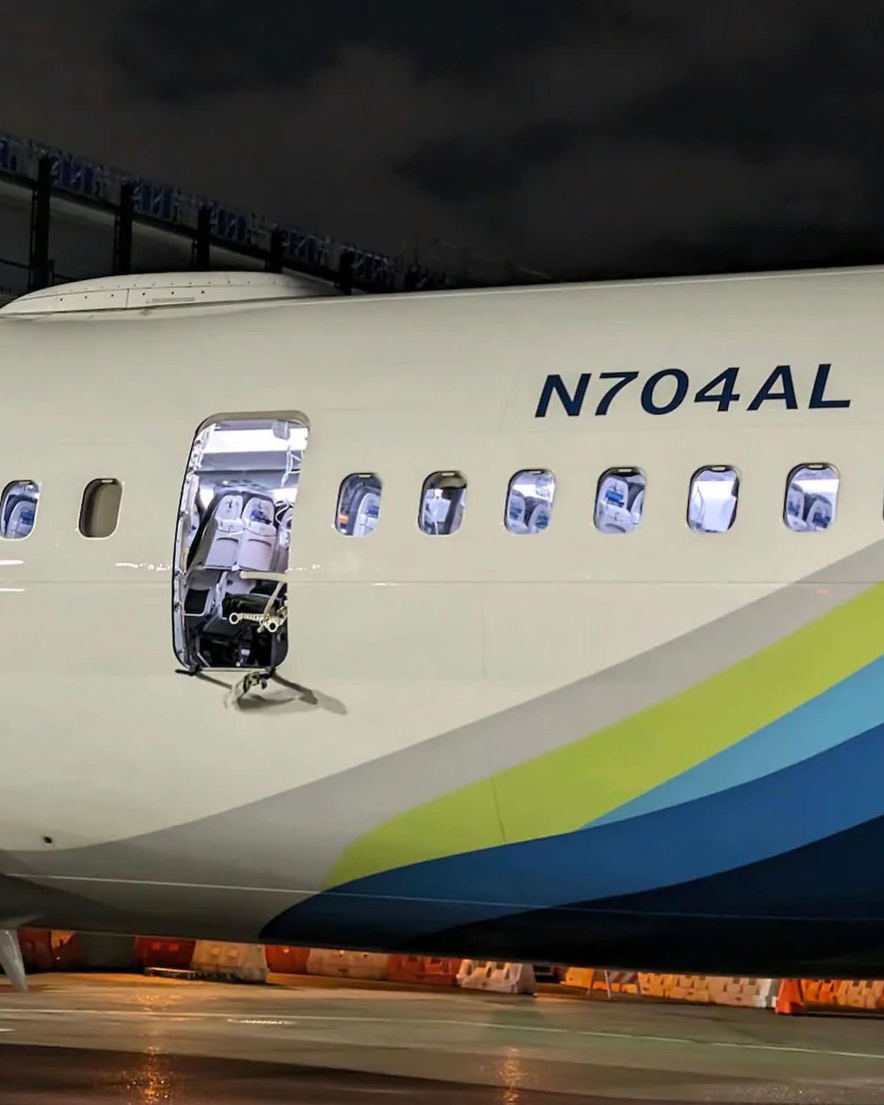 Avião perde porta durante voo