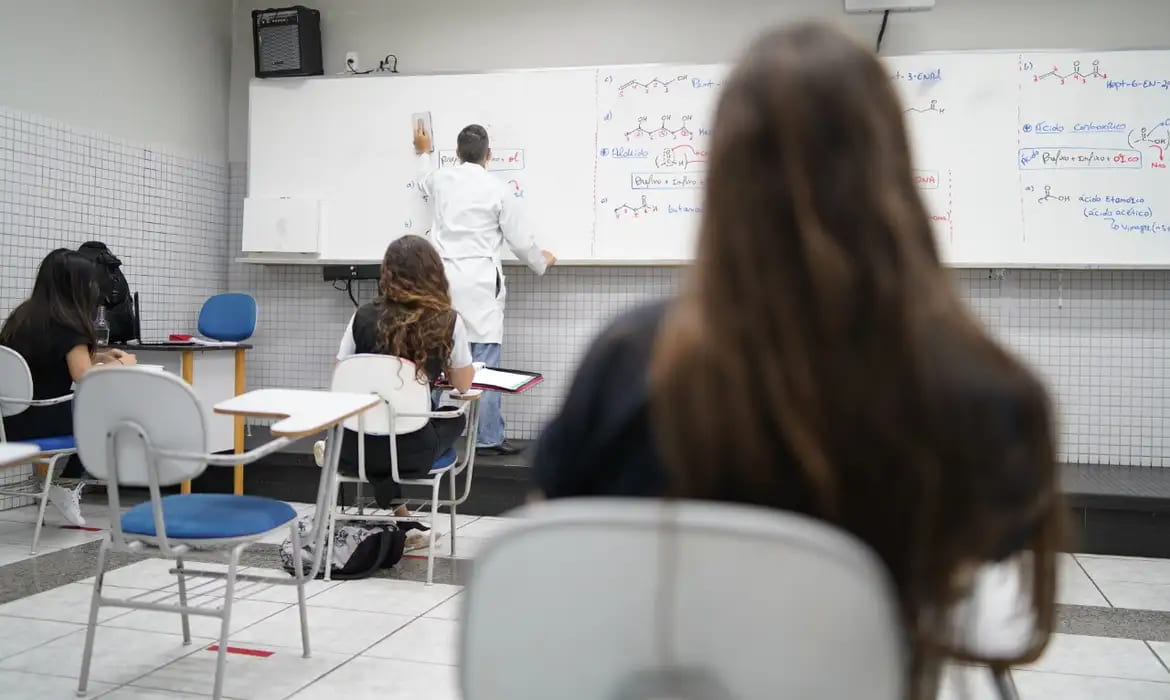 Alunos do Ensino Médio podem receber bolsa