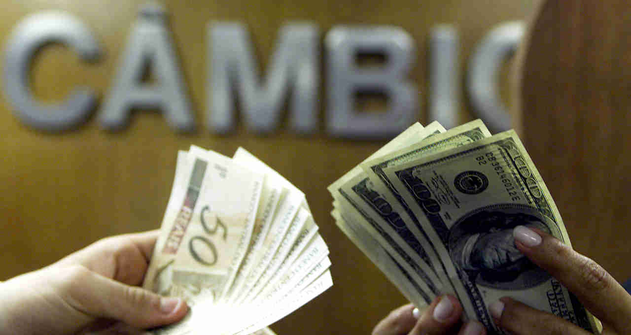 Comprar dólar mais barato? Entenda novas regras