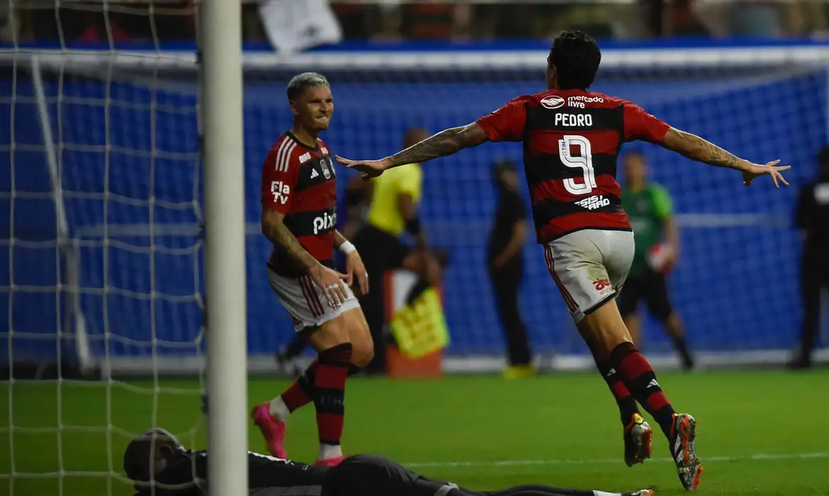 Flamengo estreia com goleada