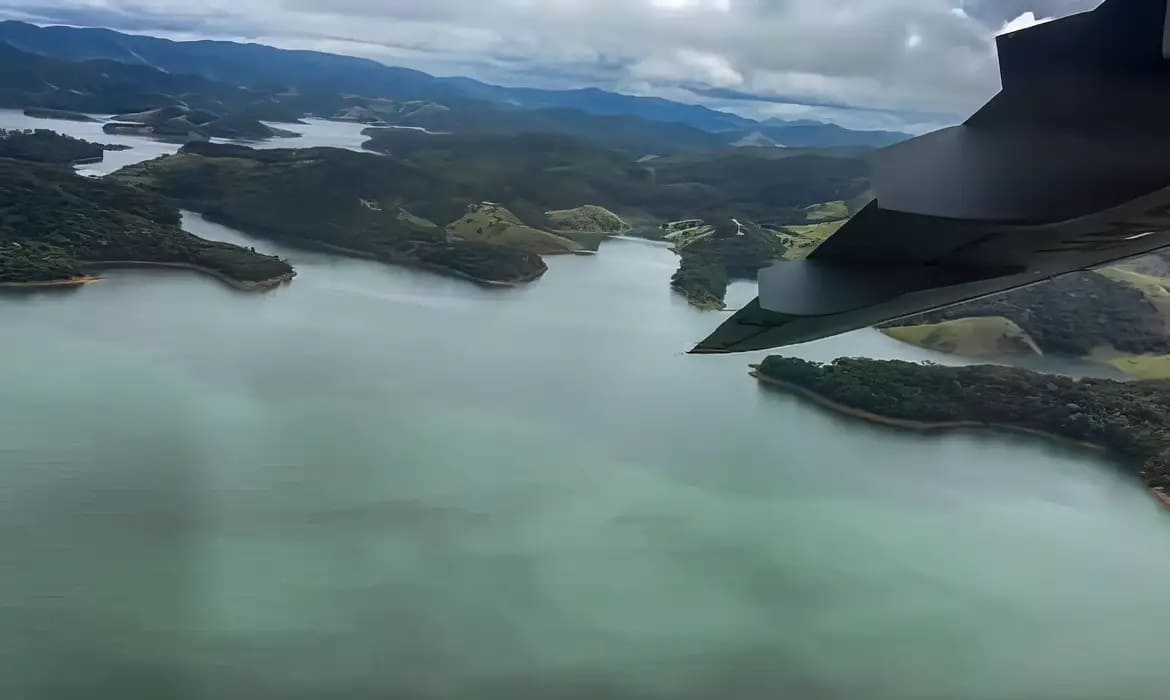 Buscas a helicóptero que desapareceu no litoral de SP