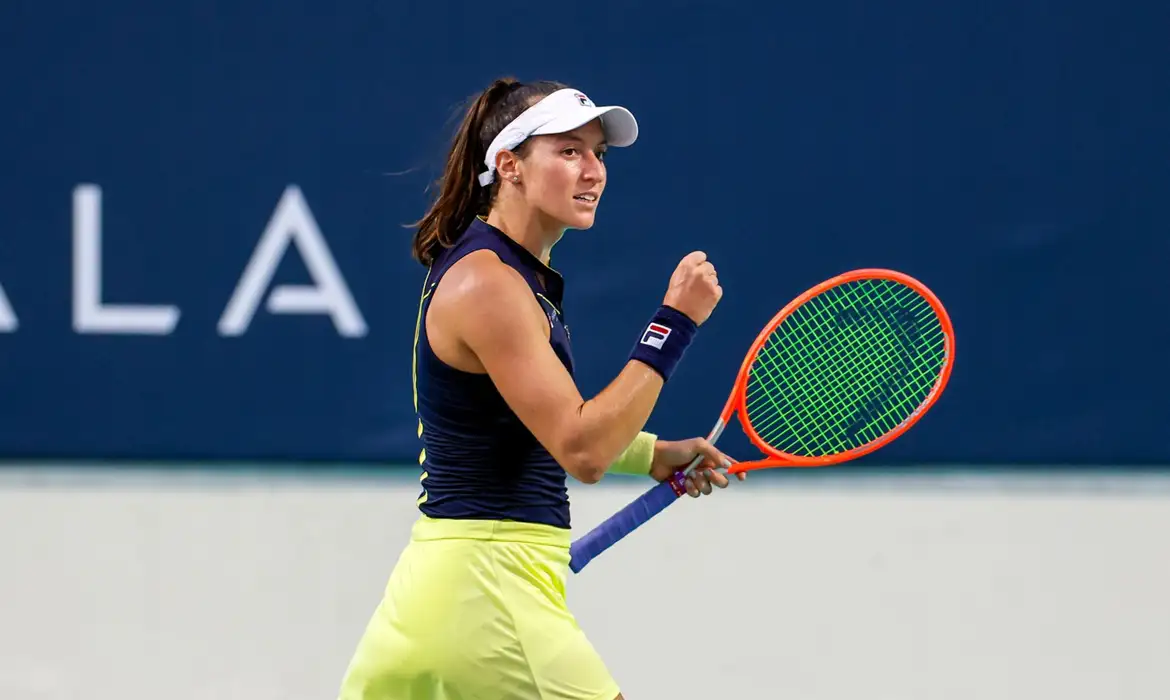 Dupla de Stefani vence estreia