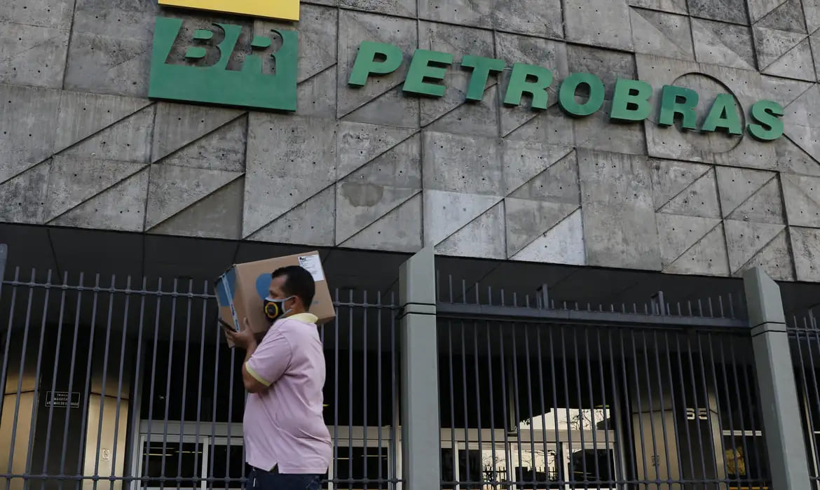 CGU constata que Petrobras vendeu refinaria