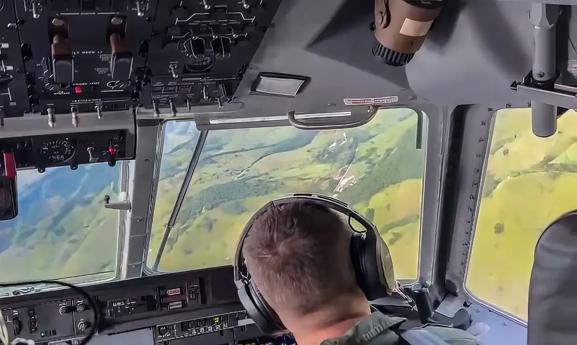 Operação de busca por helicóptero no litoral de SP