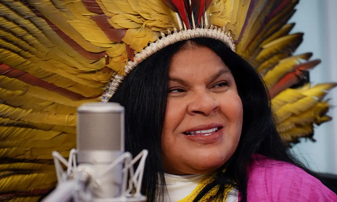 Sônia Guajajara é atendida em hospital após passar mal