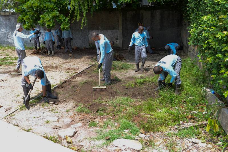 Trabalho de internos da Seap garante limpeza de área externa do Hospital