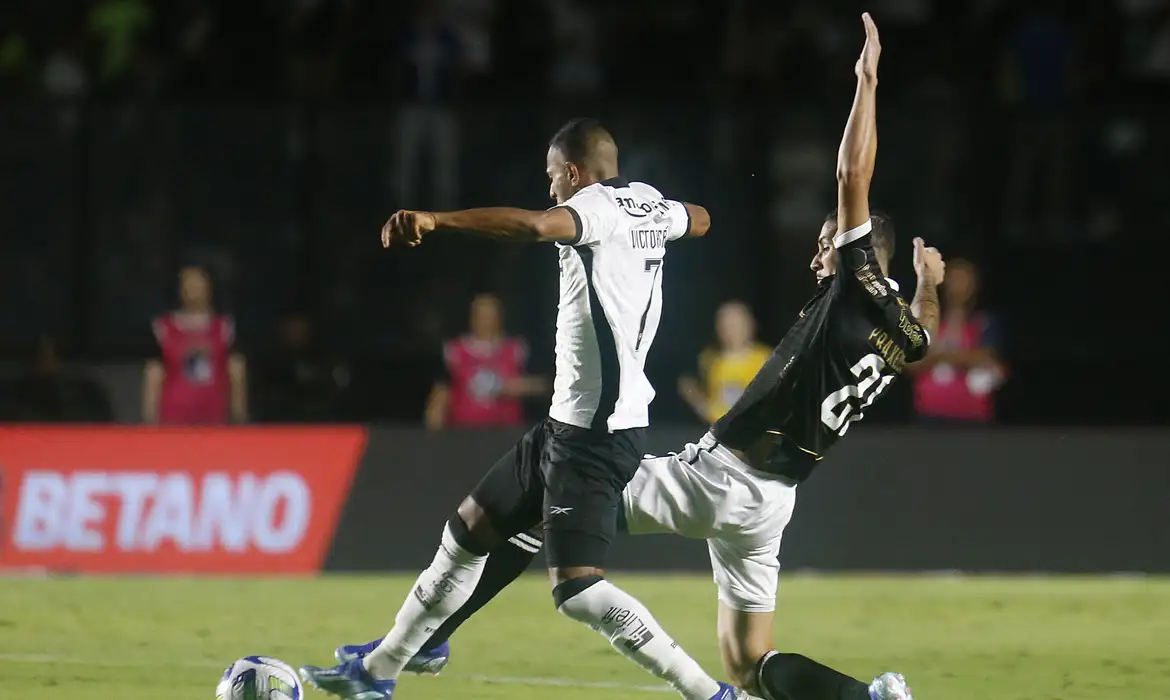 Botafogo e Vasco fazem clássico decisivo
