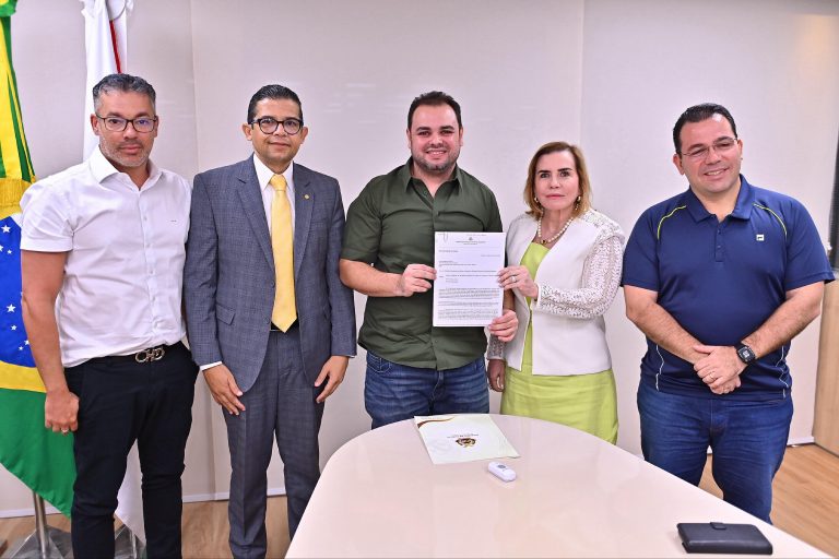 Yara Lins leva à ALEAM projeto que cria Ouvidoria da Mulher