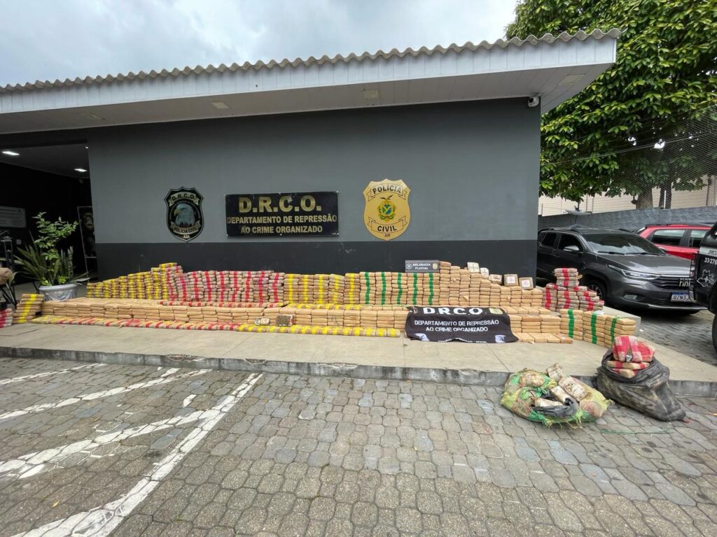 Polícia Civil do Amazonas apreende cerca de uma tonelada de drogas no rio Solimões