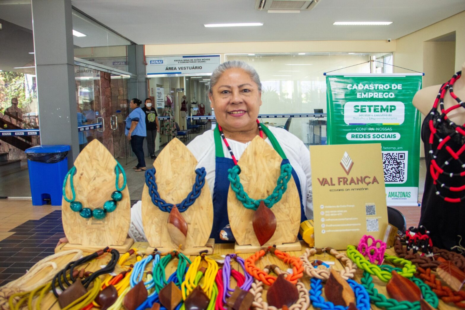 Artesãos expõem e comercializam produtos
