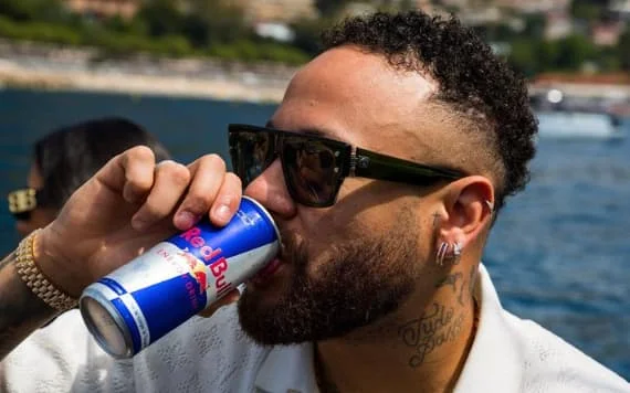 Neymar ganha novo troféu em evento