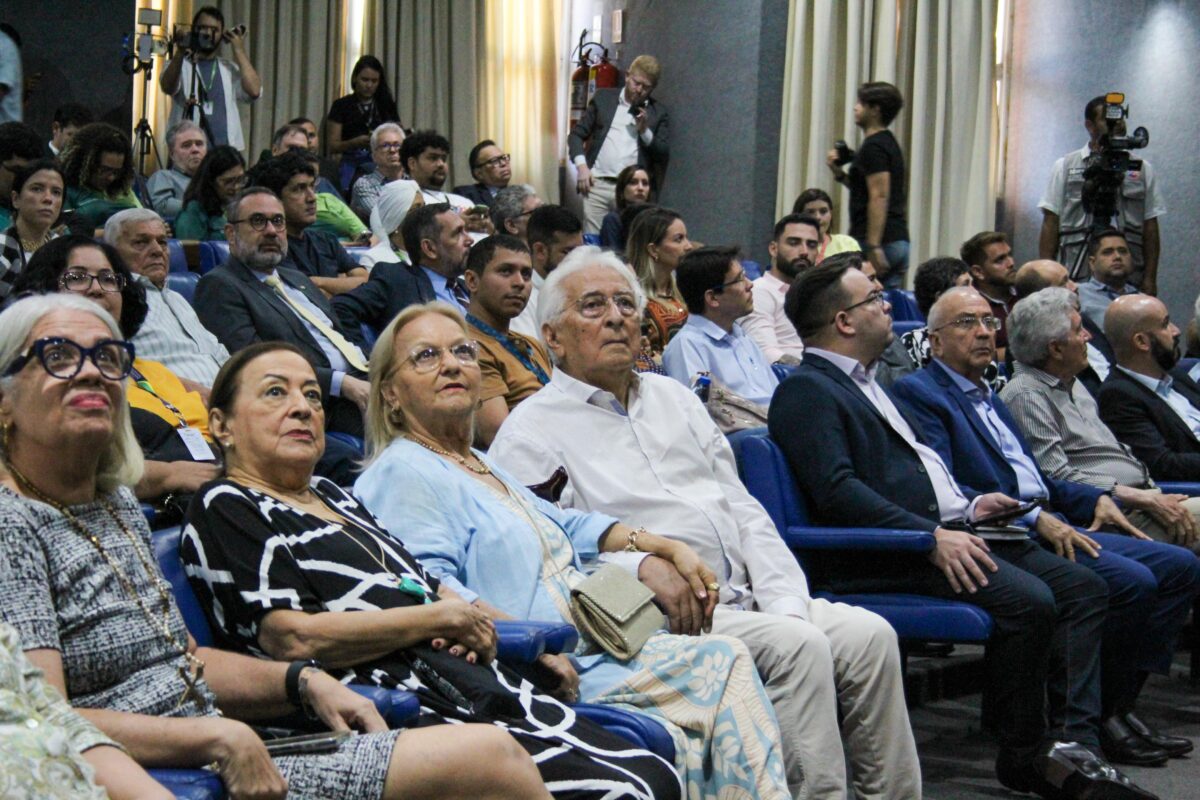 Governo do AM homenageia autores