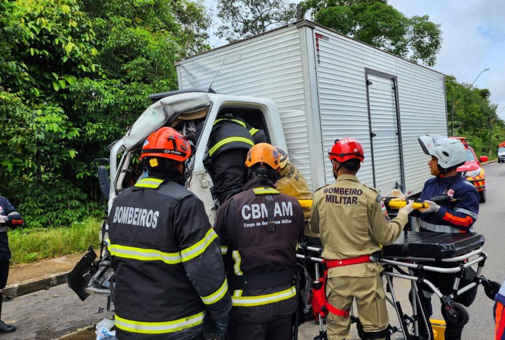 Corpo de Bombeiros resgata duas vítimas presas nas ferragens