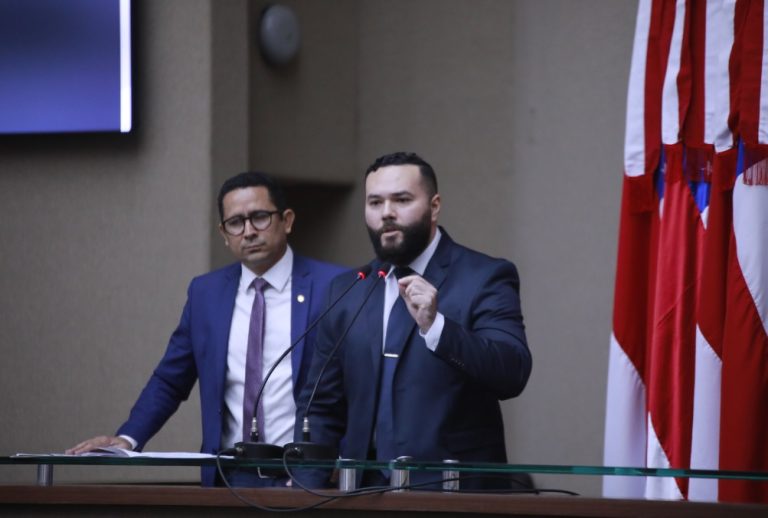 Servidores do Ministério Público protestam contra atraso de 16 meses