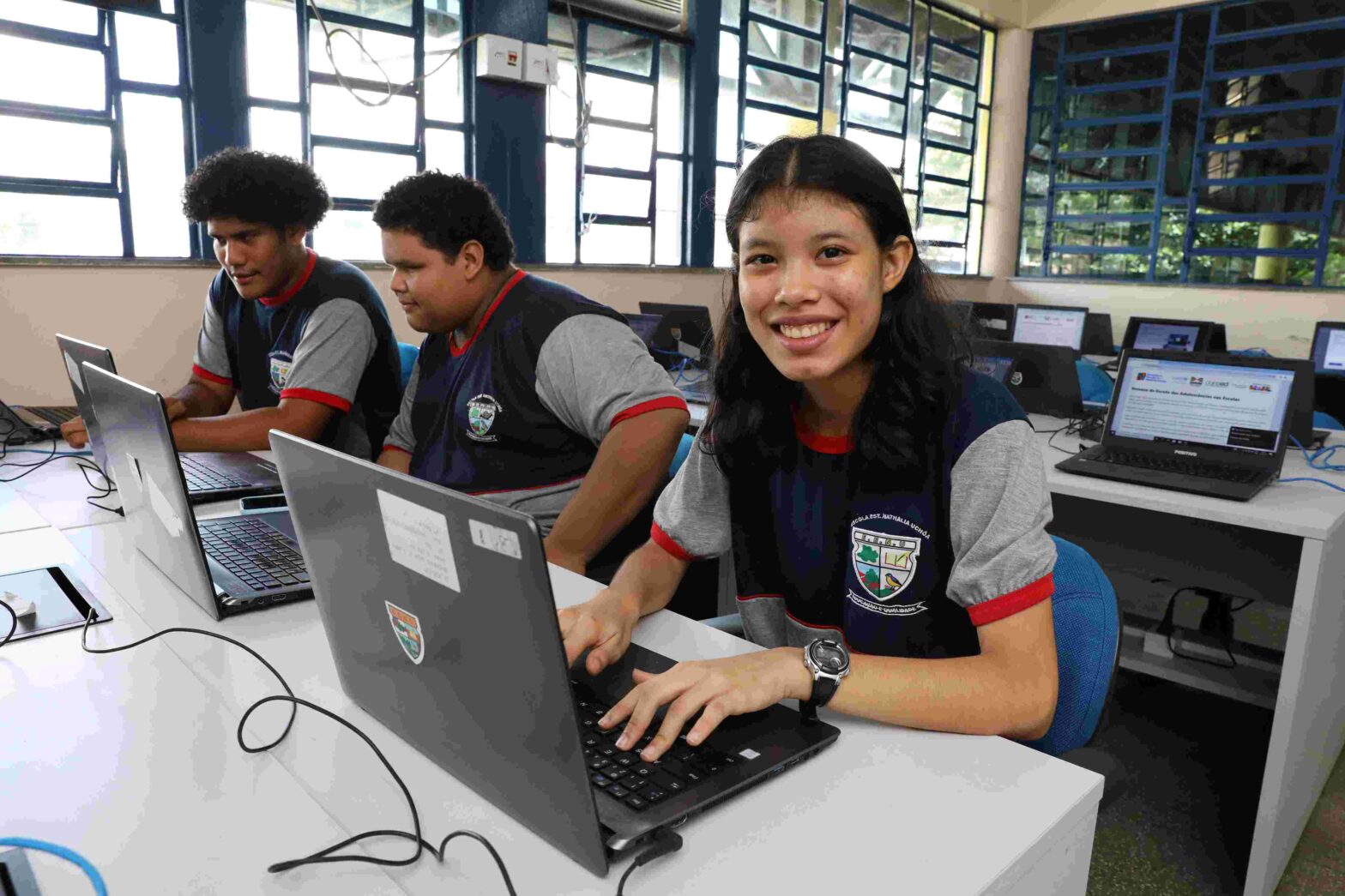 Secretaria de Educação entrega notebooks para escolas