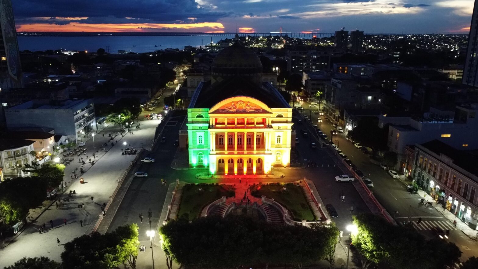 Teatro Amazonas recebe iluminação com as cores da bandeira