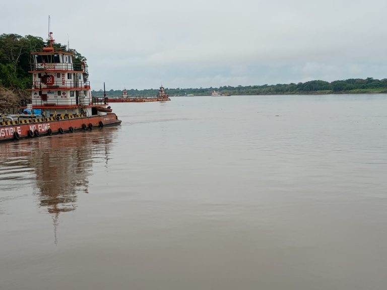 Mau sinal: rio seca demais na fronteira com o Peru