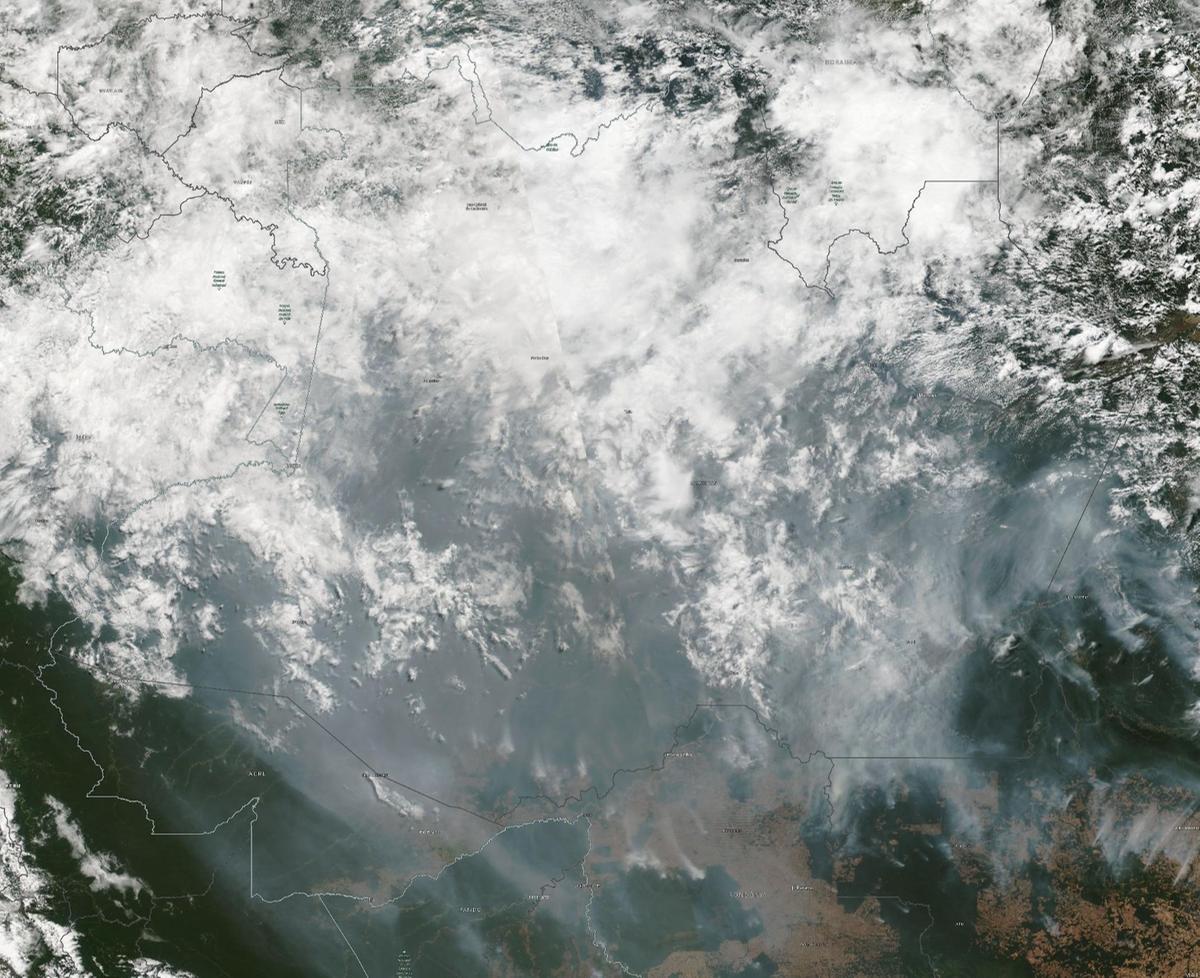 Imagens de satélite da Nasa mostram grande coluna de fumaça