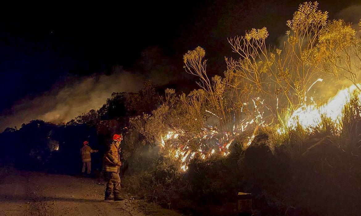 Bombeiros do Rio combatem 460 focos de incêndio