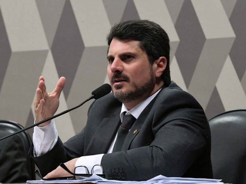 Senador Marcos do Val viaja de Manaus para Miami com passaporte bloqueado