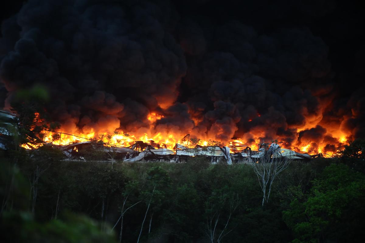 Fogo consome fábrica no bairro Distrito Industrial