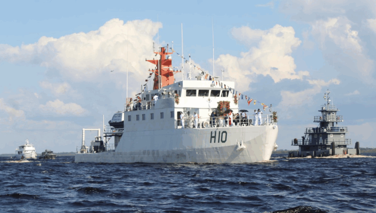 Marinha do Brasil realiza desfile naval no mirante Lúcia Almeida