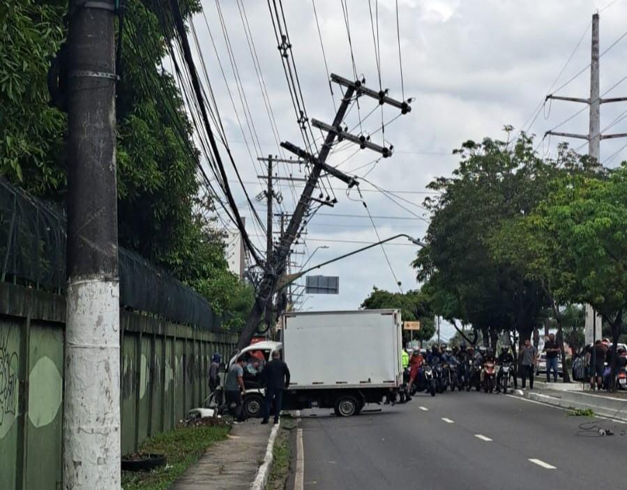 Caminhão colide contra poste na Ephigênio Salles