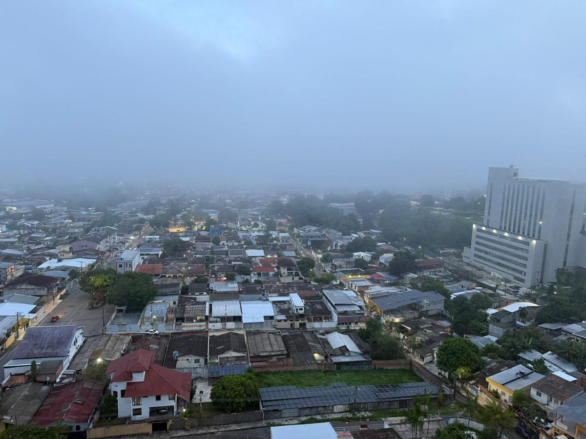 Manaus amanhece sob forte neblina; voos precisaram ser desviados para outras cidades