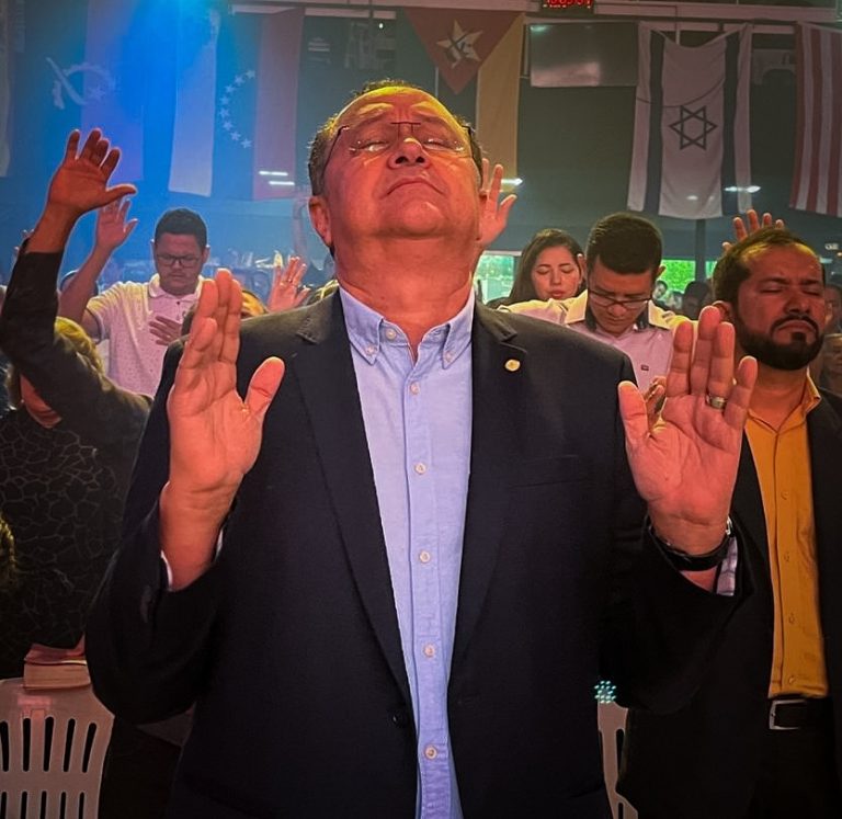 Depois de dizer a vários interlocutores que se licenciaria do mandato para dar oportunidade a suplente