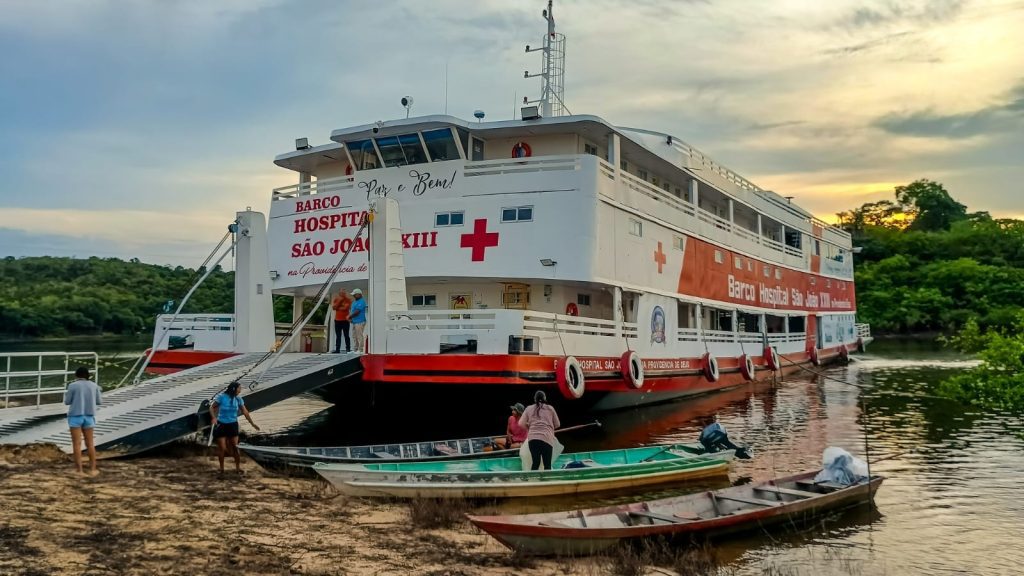 Barco Hospital São João XXIII presta atendimentos de saúde