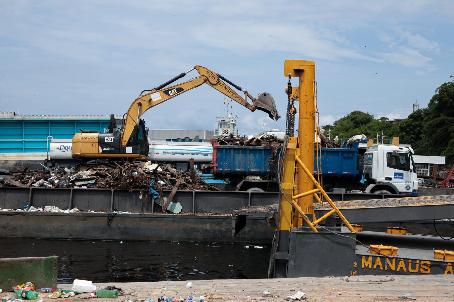 Prefeitura de Manaus realiza primeira operação de transbordo do lixo
