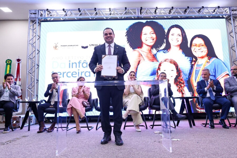 Presidente Roberto Cidade inicia processo de regulamentação da Escola do Legislativo